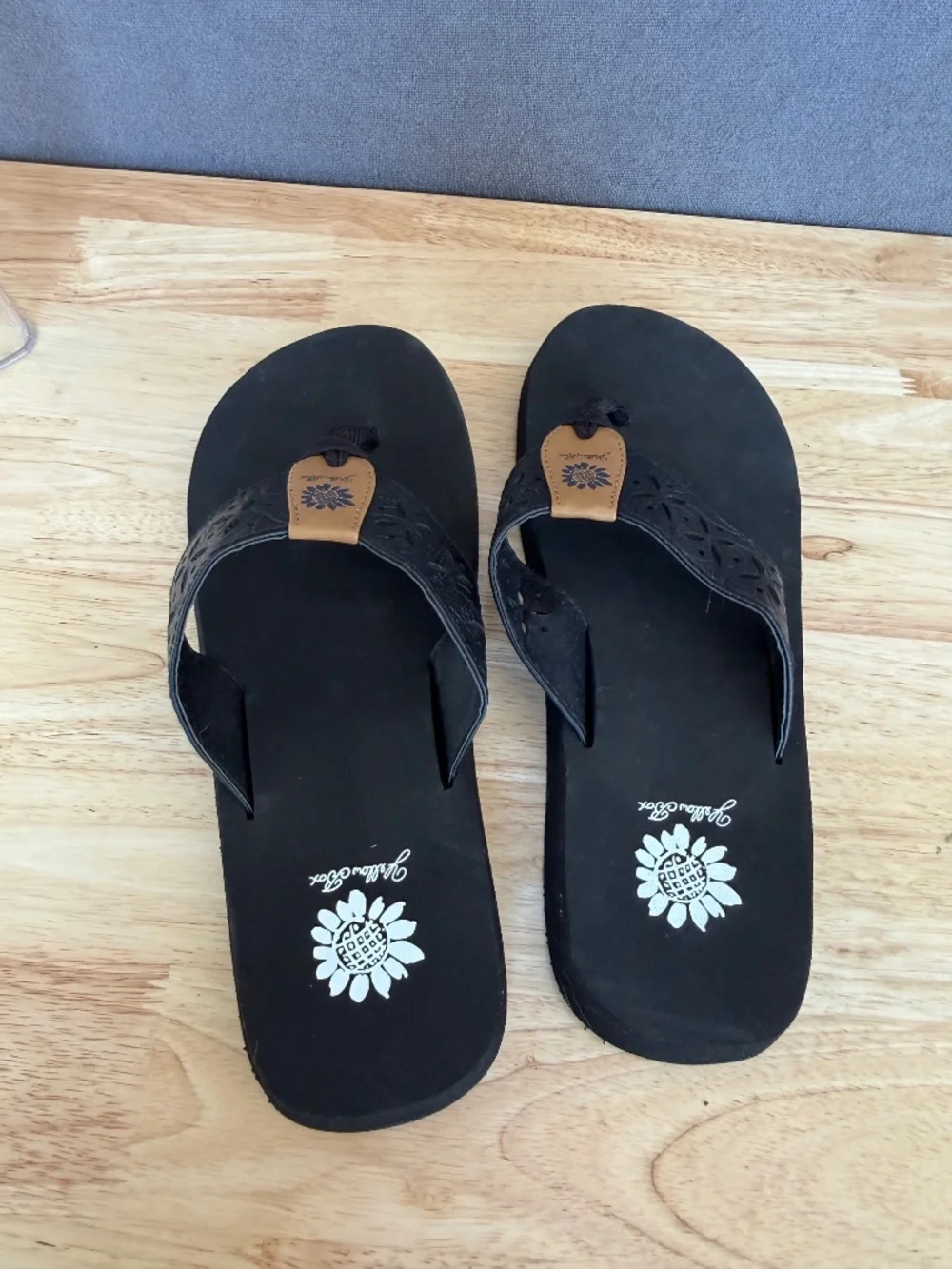 Yellow Box Damara Sandal black size 9 Floral Cut out flip flops wedge - Picture 5 of 7